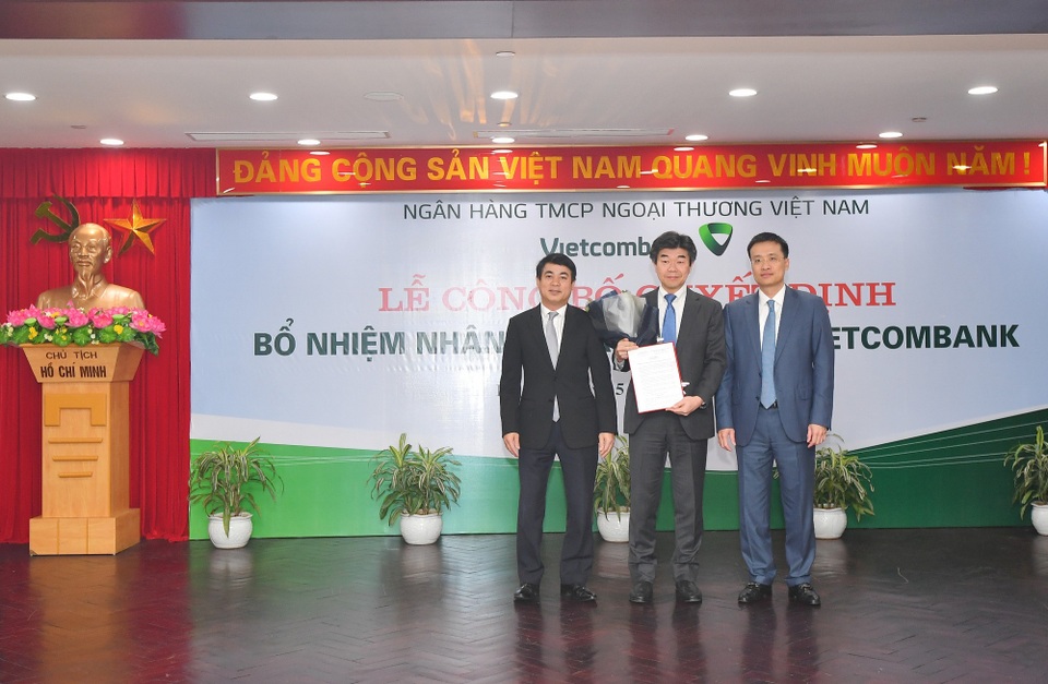 Vietcombank bổ nhiệm một loạt nhân sự chủ chốt - 1
Chủ tịch HĐQT Vietcombank Nghiêm Xuân Thành (bên trái) và Tổng Giám đốc Vietcombank Phạm Quang Dũng (bên phải) trao quyết định và tặng hoa chúc mừng ông Eiji Sasaki được bổ nhiệm là Thành viên Hội đồng quản trị kiêm Phó Tổng Giám đốc Vietcombank