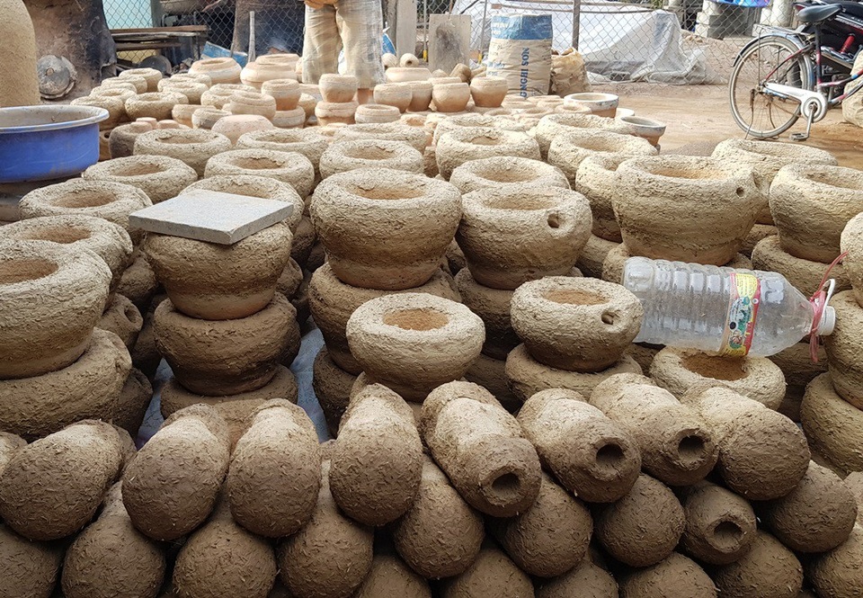 Làng đúc đồng nức tiếng Nam Trung Bộ nhộn nhịp vào mùa Tết - 3 Các khuôn đúc bằng đất sét đã sẵn sàng để cho ra những sản phẩm chất lượng
