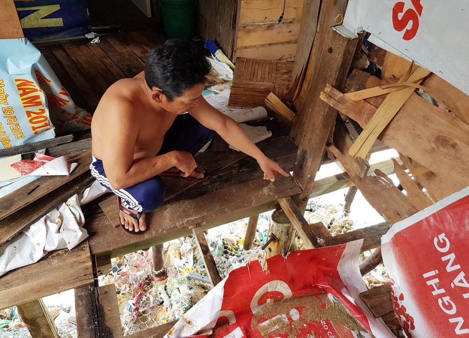 Triều cường tấn công nhà chồ ở Nha Trang, nhiều người mắc kẹt - 1 Căn nhà chồ của gia đình anh Nguyễn Hoàng Tâm (40 tuổi, phường Vĩnh Nguyên, TP Nha Trang) bị sóng lớn đánh tốc sàn gỗ