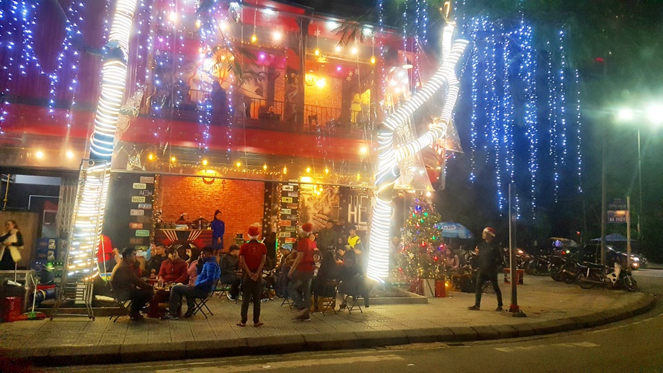 Nhiều quán xá trang trí đèn Noel