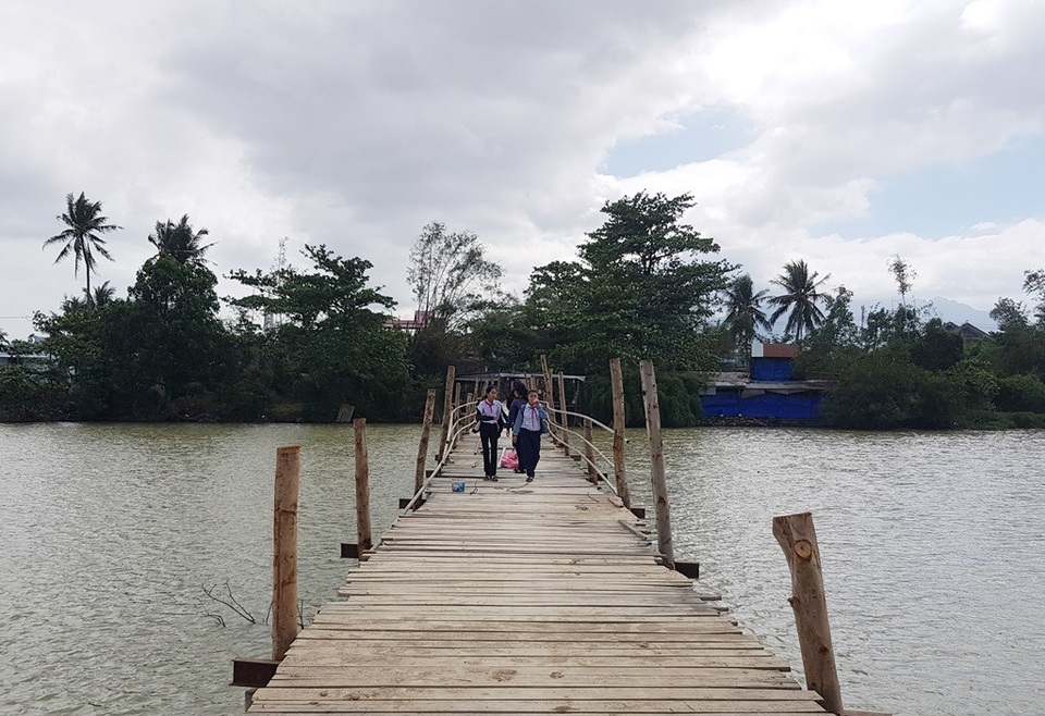Đã có cầu gỗ cho học sinh ở Nha Trang qua sông đi học - 3 Đã có cầu gỗ cho học sinh ở Nha Trang qua sông đi học - 3