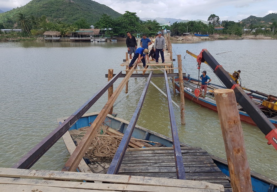 Đã có cầu gỗ cho học sinh ở Nha Trang qua sông đi học - 1 Đã có cầu gỗ cho học sinh ở Nha Trang qua sông đi học - 1