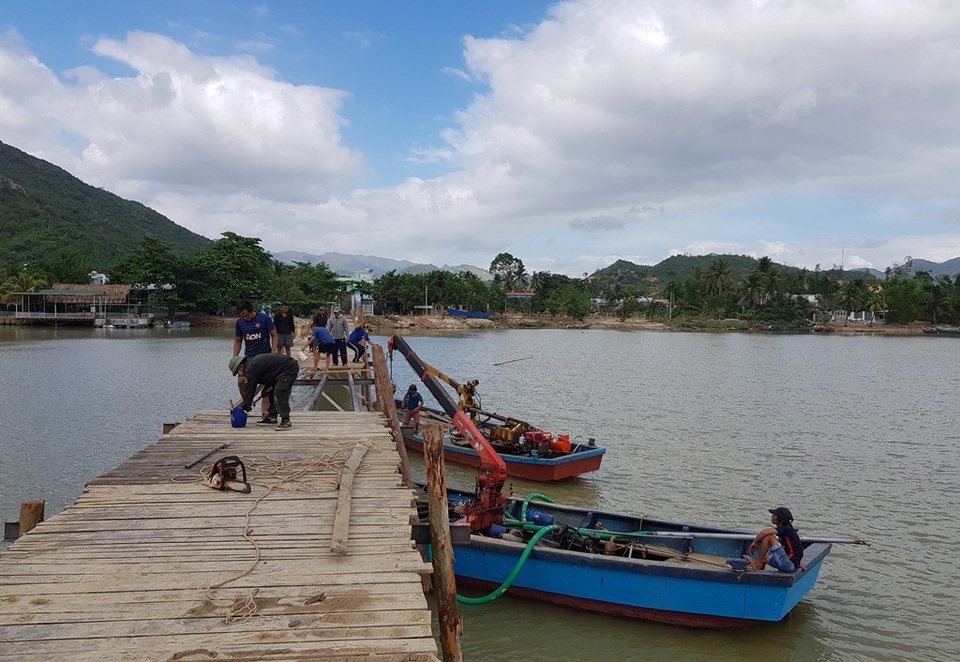 Đã có cầu gỗ cho học sinh ở Nha Trang qua sông đi học - 2 Sau gần 2 tháng bị hư hỏng do mưa lũ, cầu gỗ Phú Kiểng (TP Nha Trang) đã thông trở lại vào trưa 23/12