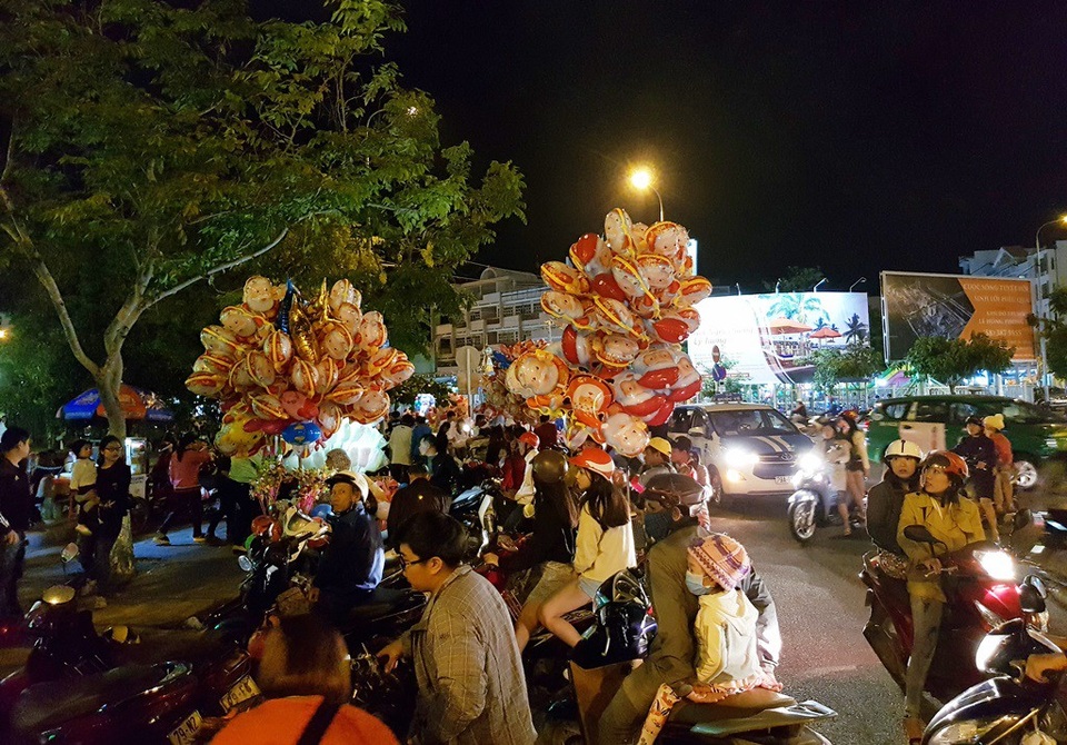 Rộn ràng đêm Noel khắp cả nước - 84 Không khí Noel trước nhà thờ Ngã Sáu (nhà thờ đá) ở ngay trung tâm thành phố Nha Trang, tối 24/12