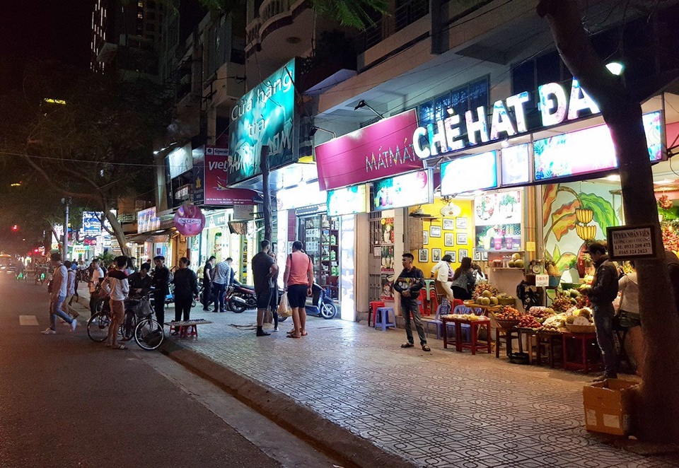 Rộn ràng đêm Noel khắp cả nước - 86 “Phố Tây” Nha Trang cũng nhộn nhịp du khách đổ ra đường chào đón Giáng Sinh (Ảnh: Viết Hảo)