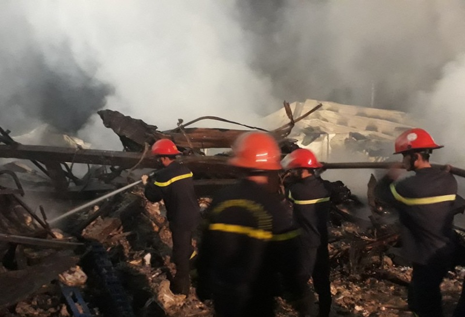 Vụ cháy cơ sở bánh kẹo: Dập lửa xuyên đêm, phát hiện thêm một thi thể - 7 Lực lượng Cảnh sát PCCC Thanh Hóa vẫn phải túc trực phun nước làm mát đám cháy và theo dõi tình hình