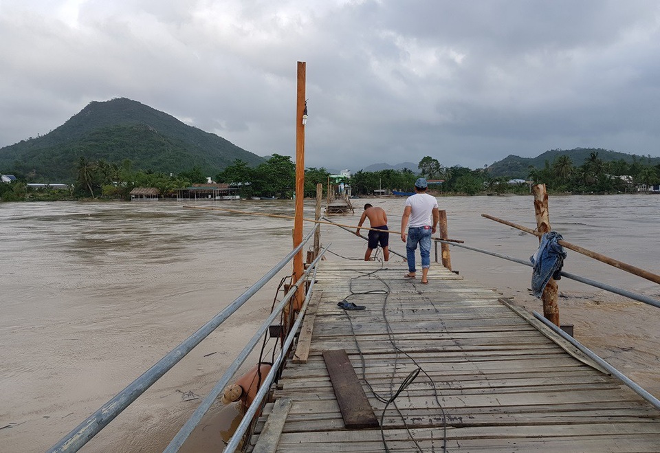 Cầu gỗ cho học sinh qua sông ở Nha Trang lại bị nước lũ cuốn trôi - 1 Cầu gỗ Phú Kiểng bắc qua sông Cái Nha Trang (Khánh Hòa) lại bị nước lũ cuốn trôi, sáng 27/12