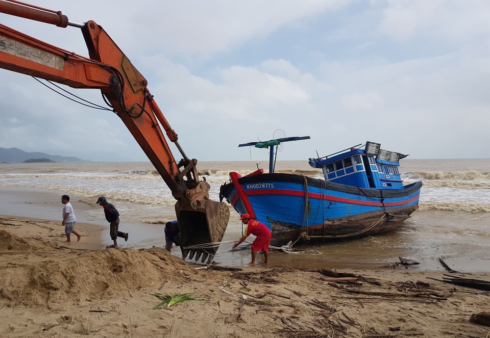 Gần chục người giải cứu tàu cá mắc cạn trên bãi biển Nha Trang - 1 Giải cứu tàu cá bị mắc cạn trên bãi biển Nha Trang - Khánh Hòa, trưa 27/12
