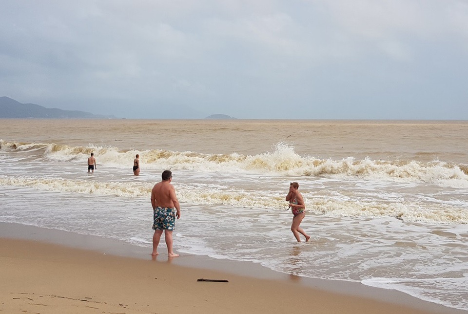 Nha Trang: Sóng lớn, du khách thản nhiên tắm biển dù bị nghiêm cấm - 1 Nha Trang: Sóng lớn, du khách thản nhiên tắm biển dù bị nghiêm cấm - 1