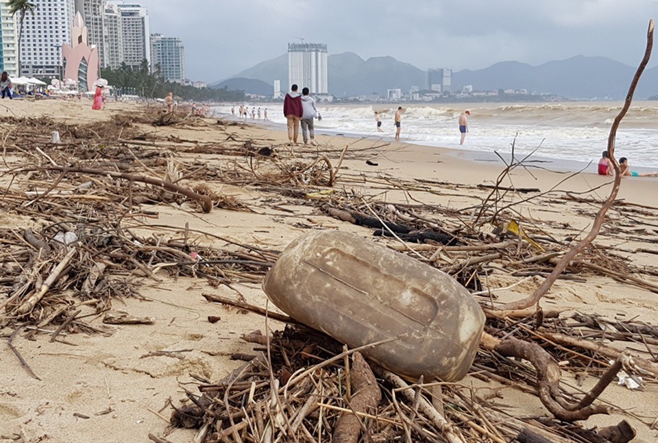 Bãi biển Nha Trang ngập rác sau mưa lớn - 7 Mặc dù bãi biển ngập rác vẫn không ngăn được du khách tắm biển