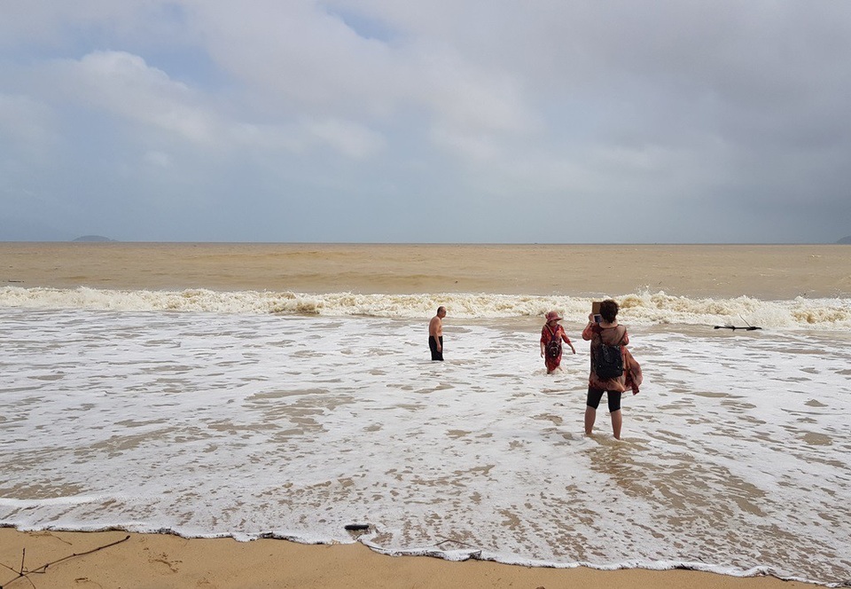 Nha Trang: Sóng lớn, du khách thản nhiên tắm biển dù bị nghiêm cấm - 2 Nha Trang: Sóng lớn, du khách thản nhiên tắm biển dù bị nghiêm cấm - 2