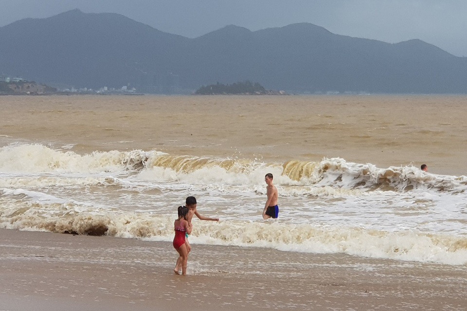 Nha Trang: Sóng lớn, du khách thản nhiên tắm biển dù bị nghiêm cấm - 4 Nha Trang: Sóng lớn, du khách thản nhiên tắm biển dù bị nghiêm cấm - 4