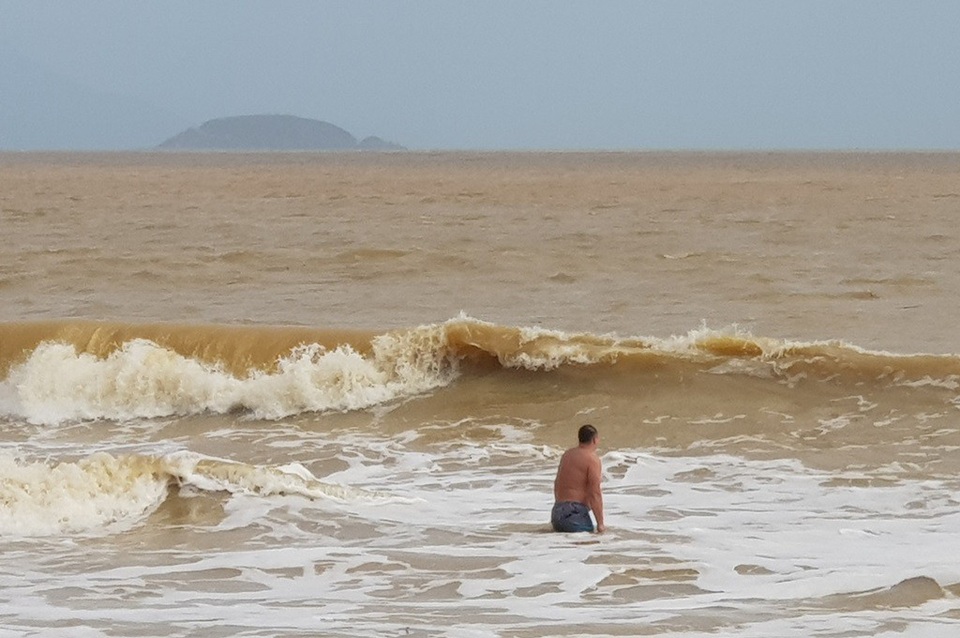 Nha Trang: Sóng lớn, du khách thản nhiên tắm biển dù bị nghiêm cấm - 5 Nha Trang: Sóng lớn, du khách thản nhiên tắm biển dù bị nghiêm cấm - 5