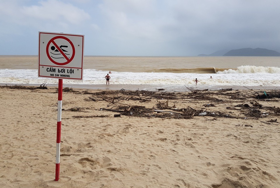 Nha Trang: Sóng lớn, du khách thản nhiên tắm biển dù bị nghiêm cấm - 6 Du khách vẫn thản nhiên tắm biển Nha Trang dù có biển cấm hôm 27/12