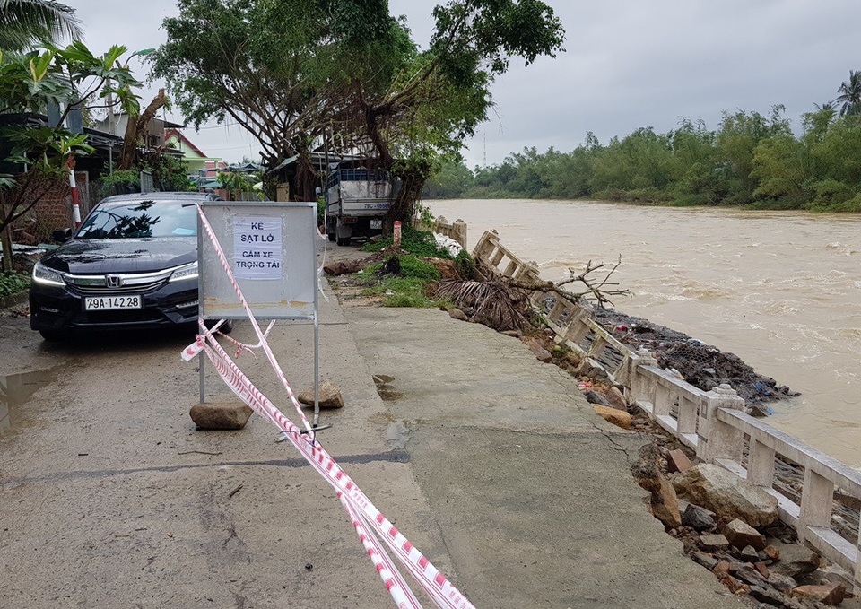 Kè sông Cái Nha Trang sạt lở hàng chục mét uy hiếp nhà dân - 2 Khu vực này được giăng dây, cấm xe ô tô tải trọng lớn lưu thông vì tiềm ẩn nhiều nguy hiểm
