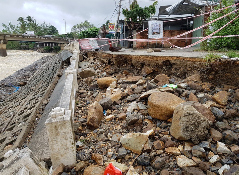 Kè sông Cái Nha Trang sạt lở hàng chục mét uy hiếp nhà dân - 1 Kè sông Cái Nha Trang (đoạn qua xã Vĩnh Phương, TP Nha Trang) bị sạt lở hàng chục mét do mưa lũ