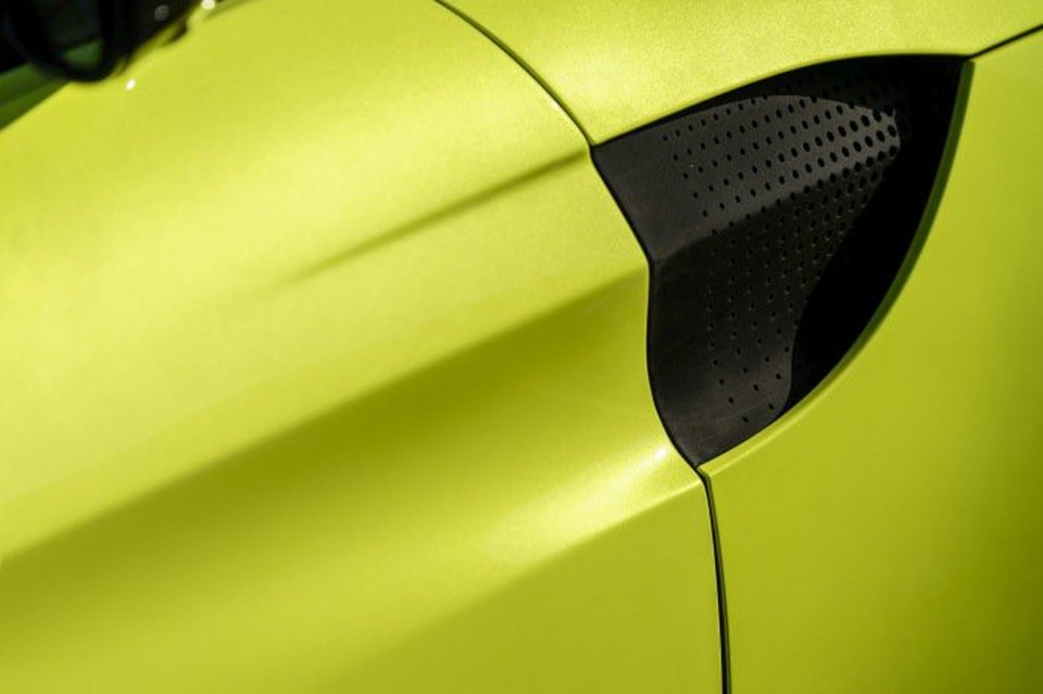 Aston Martin Vantage trở lại với động cơ AMG - 6 Aston Martin Vantage trở lại với động cơ AMG - 6