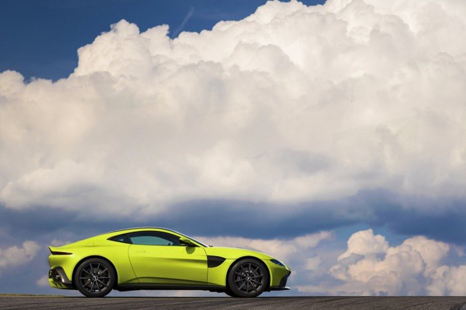 Aston Martin Vantage trở lại với động cơ AMG - 7 Aston Martin Vantage trở lại với động cơ AMG - 7
