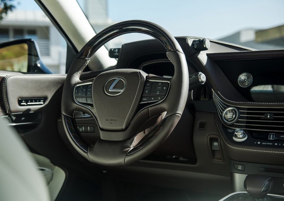 Lexus LS thế hệ mới - Ghi điểm bằng công nghệ - 7 Lexus LS thế hệ mới - Ghi điểm bằng công nghệ - 7