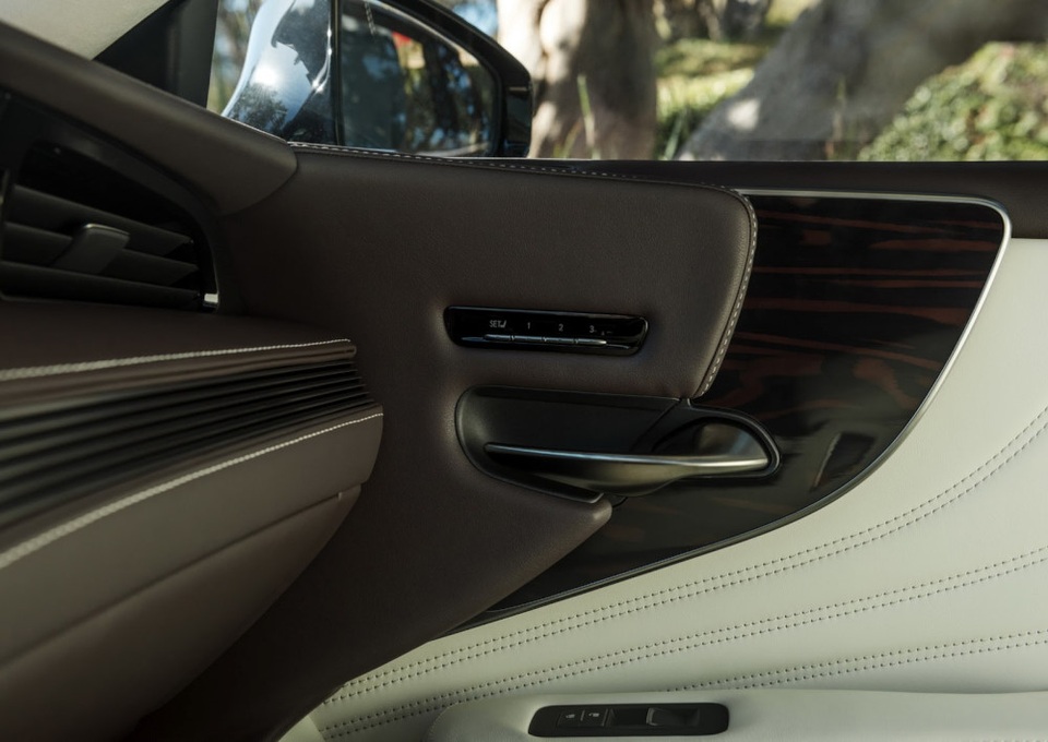 Lexus LS thế hệ mới - Ghi điểm bằng công nghệ - 15 Lexus LS thế hệ mới - Ghi điểm bằng công nghệ - 15