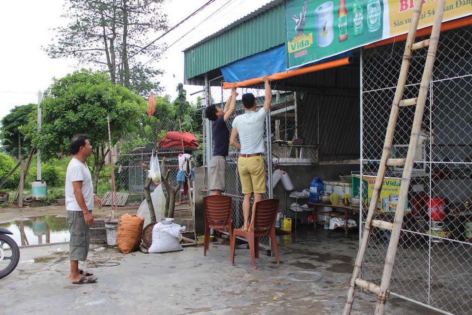 Lên phương án di dân, chằng néo nhà cửa chạy bão số 2 - 8 Dọc bãi biển và nhà dân tại Cửa Lò được chằng chéo an toàn.