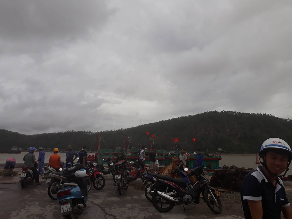 7 người sống sót, 3 người tử vong, còn 3 người mất tích - 10
Các lực lượng túc trực tại cầu cảng Cửa Lò sẵn sàng ứng cứu các thuyền viên khi đc đưa vào bờ.