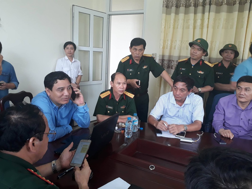 7 người sống sót, 3 người tử vong, còn 3 người mất tích - 11
Họp bàn công tác tìm kiếm cứu hộ.