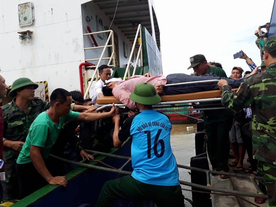 7 người sống sót, 3 người tử vong, còn 3 người mất tích - 3
Máy trưởng Nguyễn Văn Sáng được đưa vào bờ đi cấp cứu.