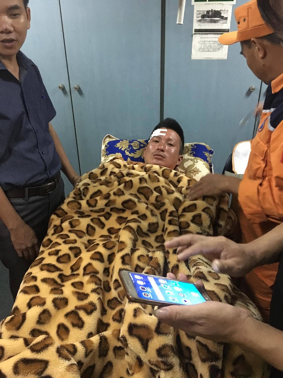 Thuyền viên may mắn sống sót kể lại 7 giờ sinh tử trên biển - 2
Anh Nguyễn Anh Tuấn được tàu SAR411 cứu sống và đưa vào bờ an toàn.