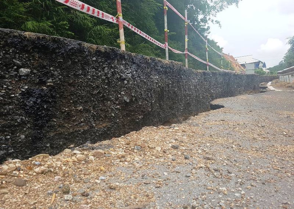 Theo ghi nhận tại hiện trường, vết sụt lún không đều nhau, vị trí cao nhất khoảng 30 - 40cm về phía taluy âm.