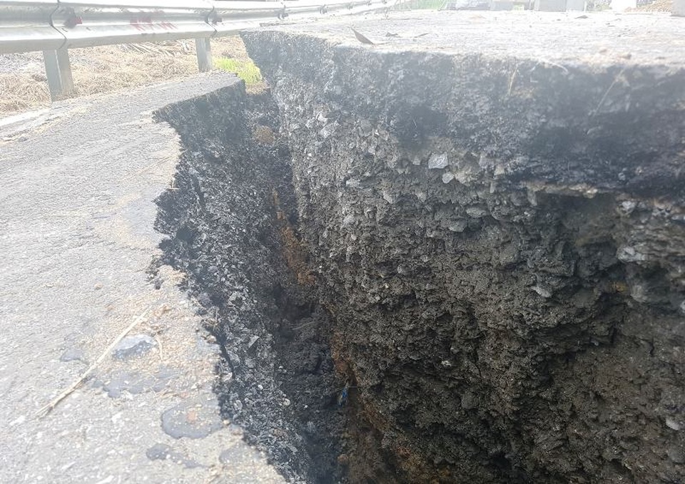 Hiện trường vết nứt theo phương thẳng đứng, một phần mặt đường phía taluy âm bị tách ra. Theo khe hở của vết nứt có thể nhìn thấy cả nền đất phía dưới sâu.