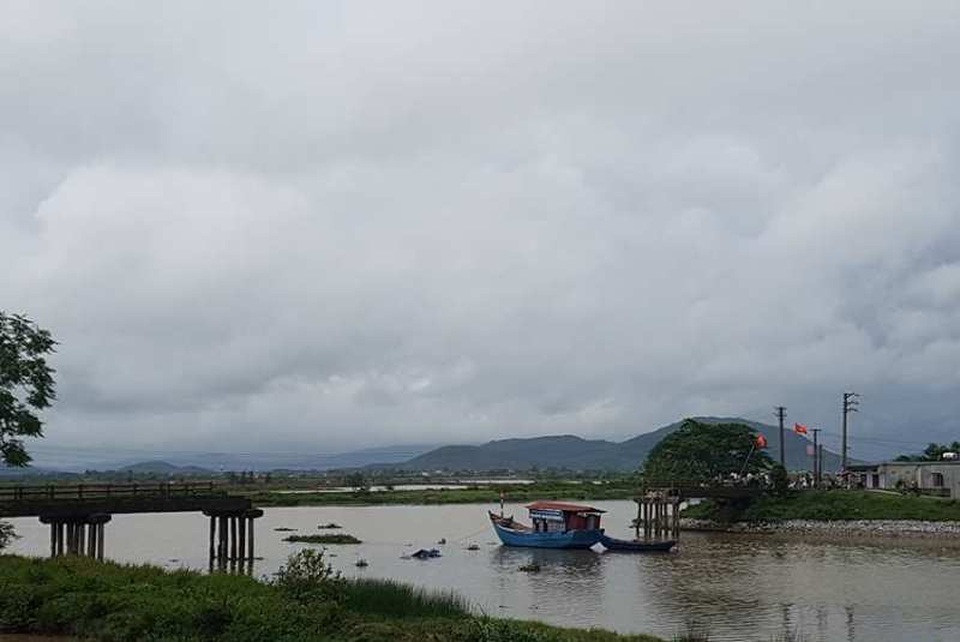 Phát hiện cầu sông Hoàng bị sập và một tàu cát bị chìm - 1 Hiện trường cầu sập