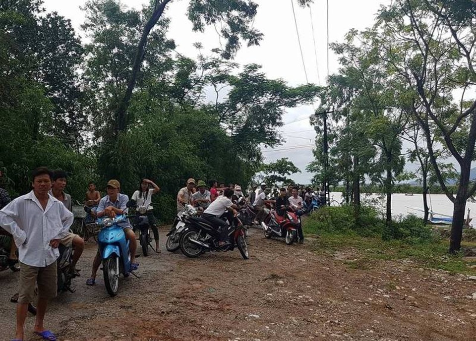 Phát hiện cầu sông Hoàng bị sập và một tàu cát bị chìm - 5 Giao thông qua hiện trường bị chia cắt