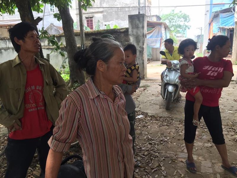 Bắc Giang: Bị thu hồi đất “bờ xôi ruộng mật”, người dân được “dỗ ngọt” như thế nào? - 1
Những người dân bức xúc đề nghị làm rõ nhiều nội dung khúc mắc trong việc thu hồi đất lúa làm dự án làng nghề.