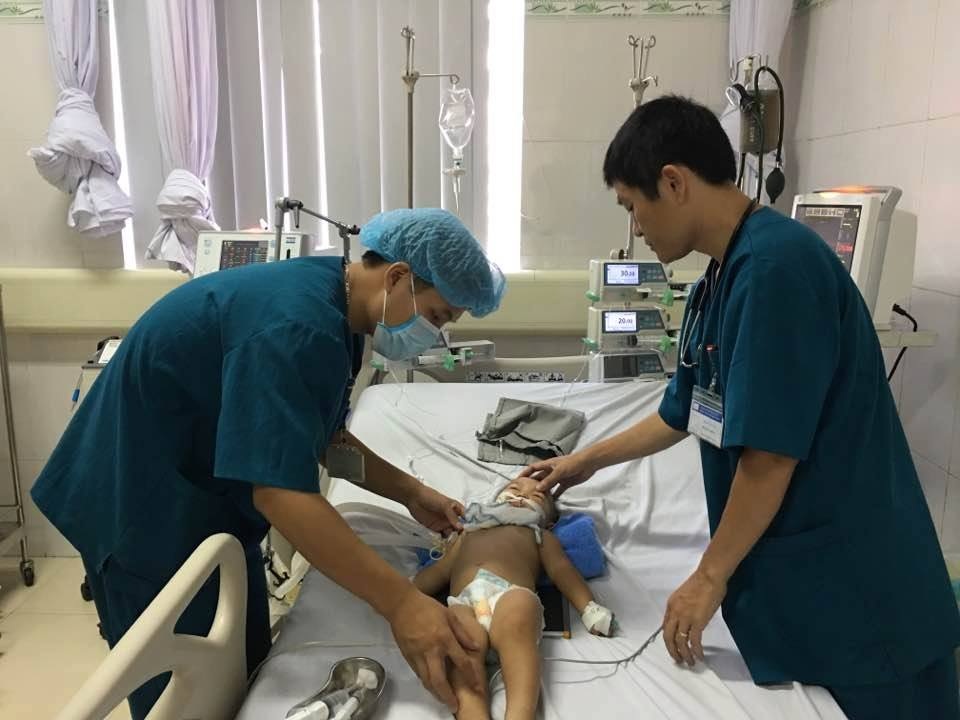 5 học sinh tử vong do đuối nước - 2 Một trẻ nhỏ bị đuối nước đang được các bác sĩ tại bệnh viện Sản Nhi cứu chữa.