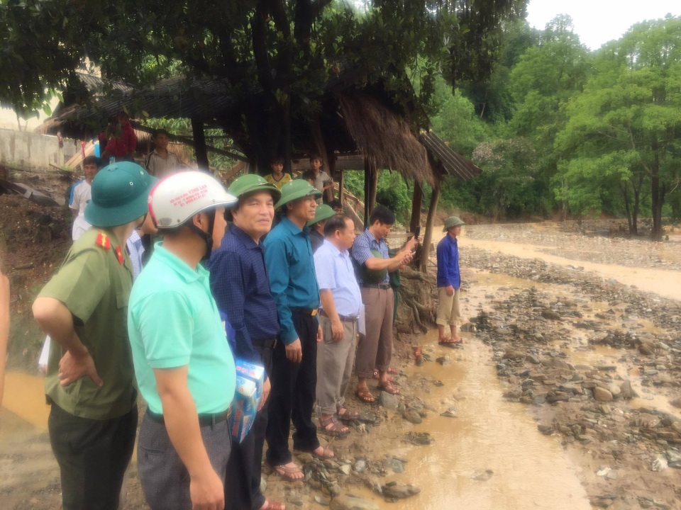 Bản làng xác xơ sau lũ quét, 10 ngôi nhà biến mất - 8
Sáng 22/7, đoàn công tác của lãnh đạo huyện do Chủ tịch Nguyễn Thanh Hoàng; lãnh đạo MTTQ huyện dẫn đầu đã vào thăm và động viên nhân dân. Và chỉ đạo công tác khắc phục hậu quả sau lũ qu.