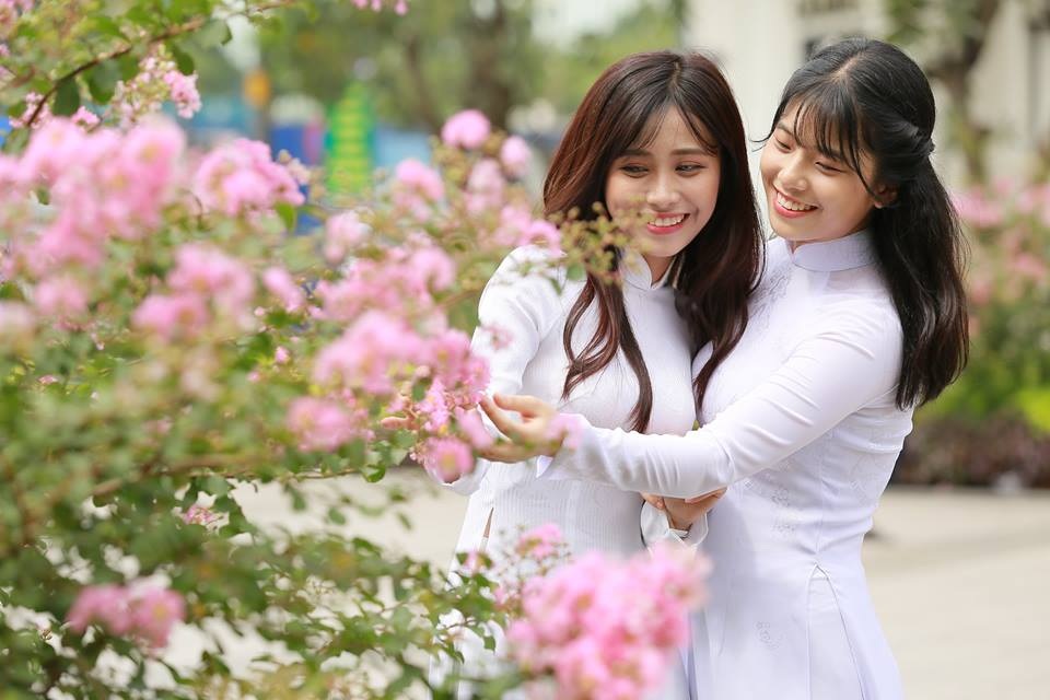 Ngẩn ngơ nhìn nữ sinh diện áo dài trắng dạo phố - 4 Ngẩn ngơ nhìn nữ sinh diện áo dài trắng dạo phố - 4