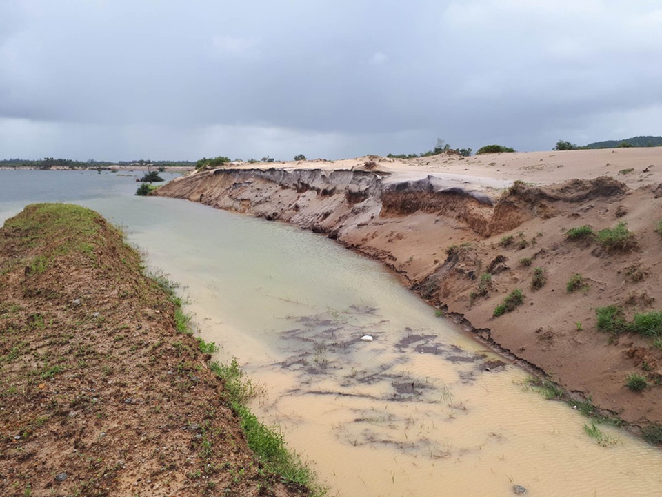 Dự án mỏ sắt Thạch Khê: Tiếp tục thực hiện dự án là rất mạo hiểm! - 2
Địa bàn khai thác quặng sắt Thạch Khê dễ tổn thương do đây là vùng đồi cát, thường xuyên chịu tác động của biển như hải lưu, sóng, bão, áp thấp nhiệt đới.