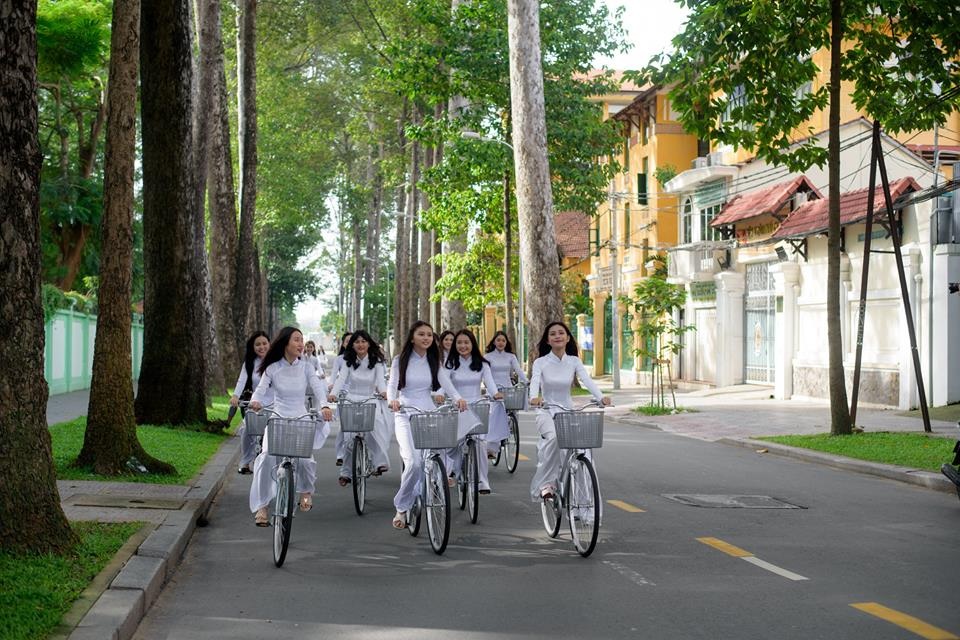 Ngẩn ngơ nhìn nữ sinh diện áo dài trắng dạo phố - 8 Ngẩn ngơ nhìn nữ sinh diện áo dài trắng dạo phố - 8