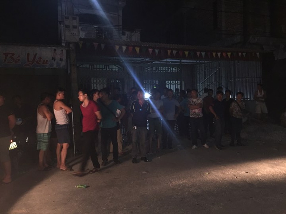 Thấy có người đuổi bỏ chạy, 2 thanh niên bị công an truy bắt nhầm - 1
Người dân và gia đình người bị bắt nhầm có phản ứng gây ồn ào sau sự cố