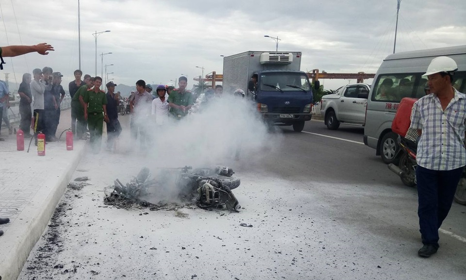 Xe máy bất ngờ cháy trơ khung, chủ xe bỏ đi - 1 Hiện trường vụ cháy trên cầu Bình Tân (Nha Trang, Khánh Hòa)