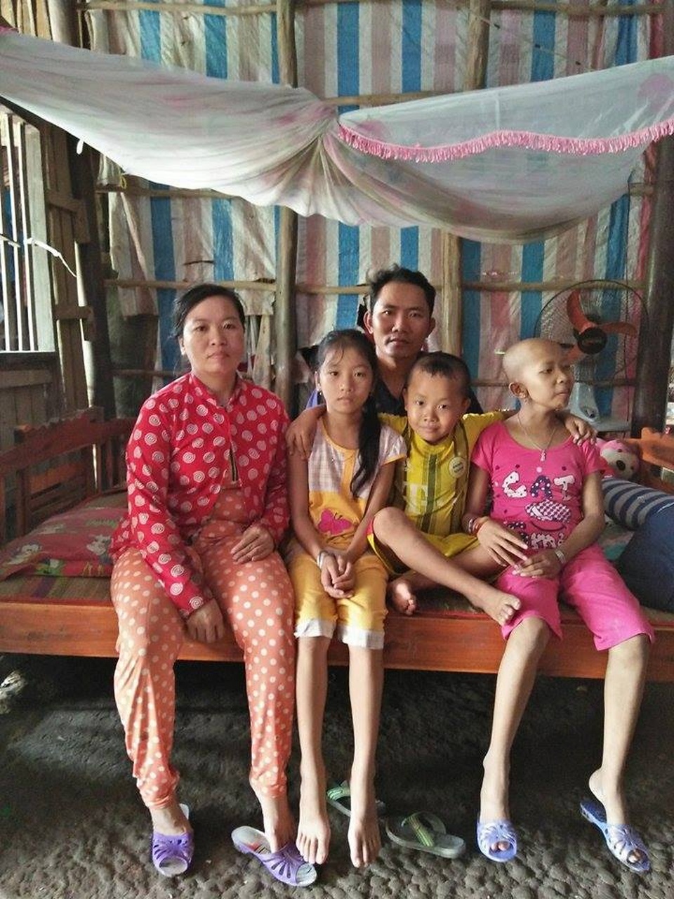 Nhà nghèo, cha bệnh, bé gái bị ung thư vật vờ chờ chết - 7 Cha thì bị té gãy xương vẫn còn đinh ốc trong người chưa lấy ra, dưới Phượng còn có 3 đứa em nheo nhóc đang học cấp 1