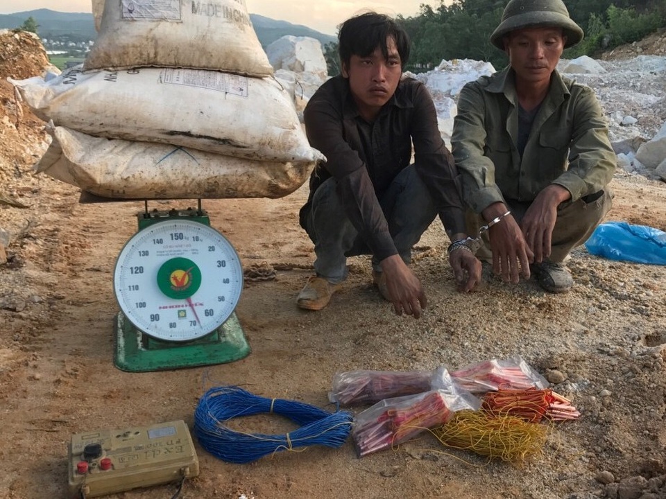 Hai đối tượng nổ mìn trái phép trong công trường cầu vượt cao tốc - 1 Đối tượng cùng tang vật (ảnh CTV)