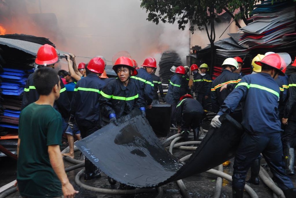 Cháy lớn tại công ty nhựa, di dời khẩn cấp hơn 10 hộ dân - 5
Những tấm mút đế dày chính là một phần nguyên nhân khiến đám cháy bùng phát mạnh khó kiểm soát.