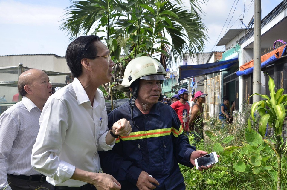 Cháy lớn tại công ty nhựa, di dời khẩn cấp hơn 10 hộ dân - 10
Ông Lê Thanh Liêm (áo trắng đeo kính) và Đại tá Lê Tấn Bửu (trang phục PCCC) có mặt tại hiện trường.