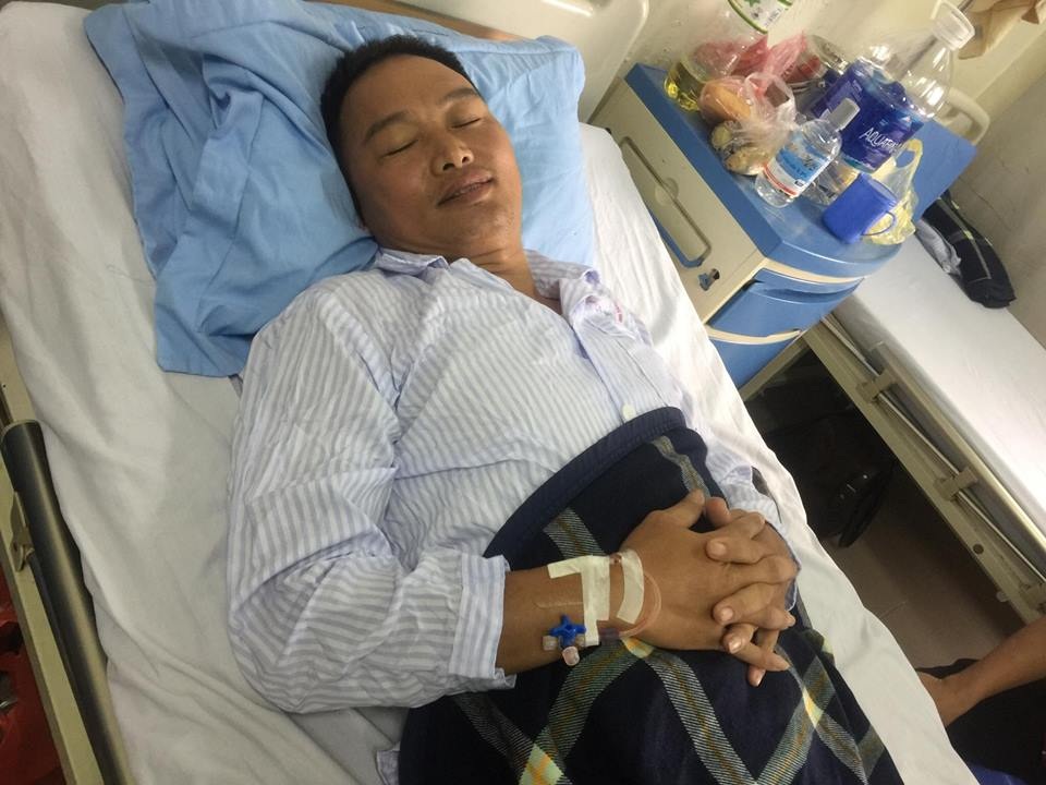 Thầy giáo Hoàng Văn Hải đã được phẫu thuật chân nhờ bạn đọc Dân trí - 4 Niềm vui và hạnh phúc trên gương mặt thầy Hải cho dù thầy còn đau đớn nhiều sau ca mổ.