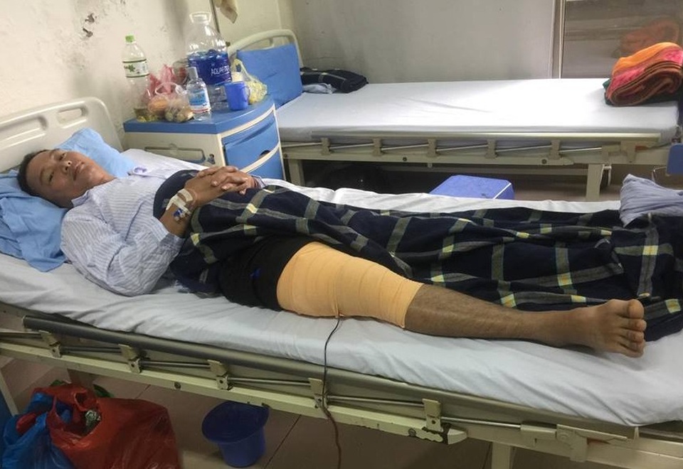 Thầy giáo Hoàng Văn Hải đã được phẫu thuật chân nhờ bạn đọc Dân trí - 3 Được bạn đọc Dân trí giúp đỡ, thầy Hải đã có tiền mổ chân.
