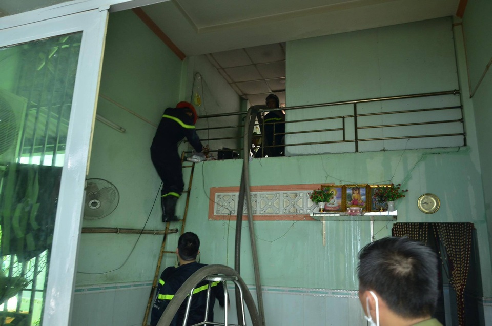 Cháy lớn tại công ty nhựa, di dời khẩn cấp hơn 10 hộ dân - 6
Tiếp cận chữa cháy từ hướng dãy nhà trọ phía sau.