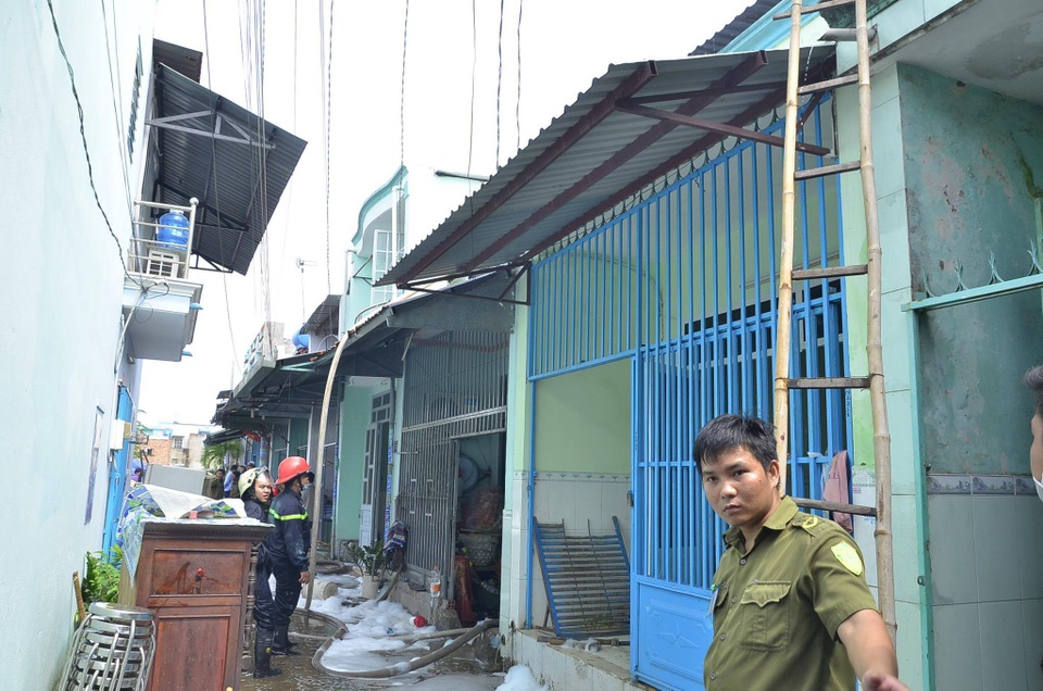 Cháy lớn tại công ty nhựa, di dời khẩn cấp hơn 10 hộ dân - 7
Lửa chưa cháy lan sang dãy nhà này.