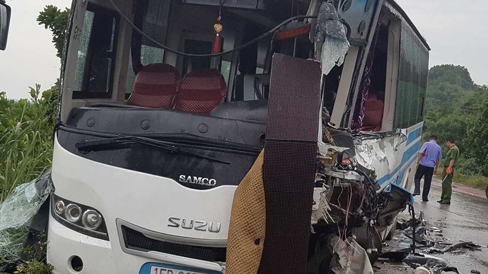 
Xe khách bị hư hỏng phần đầu, 4 người trên xe bị thương sau cú va chạm với container (ảnh CTV)
